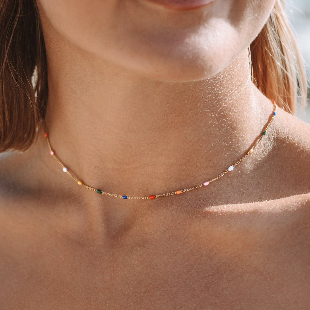 Bunter Aloha Gold Choker für Damen, wasserfest und verstellbar. Ideal als Sommerschmuck aus Edelstahl.