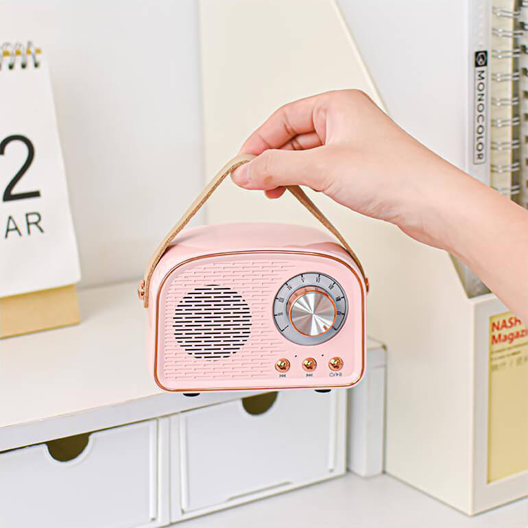 Kompakter Bluetooth Lautsprecher mit integriertem FM-Radio im charmanten Vintage Design. Ideal für Musik.
