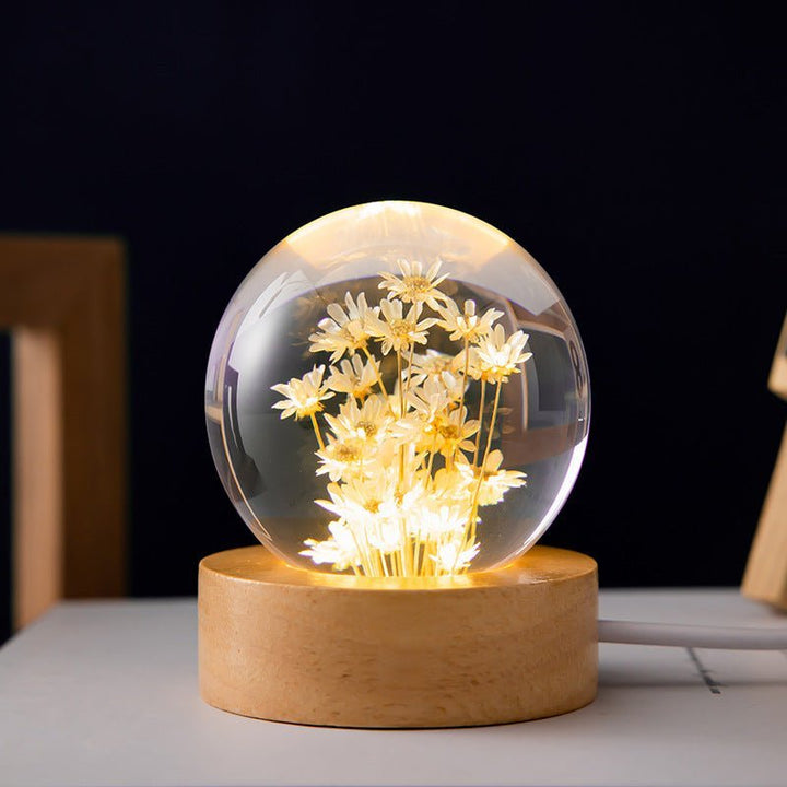 Leuchtende Kristallkugel Lampe mit LED-Licht und Ewigen Blumen, schafft ein warmes Ambiente im Raum.