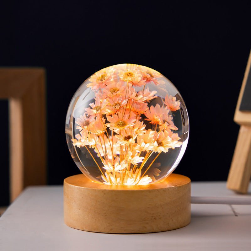 Stilvolle Dekolampe: Kristallkugel Lampe mit Ewigen Blumen auf Buchenholz, ideales Geschenk & Wohnaccessoire.