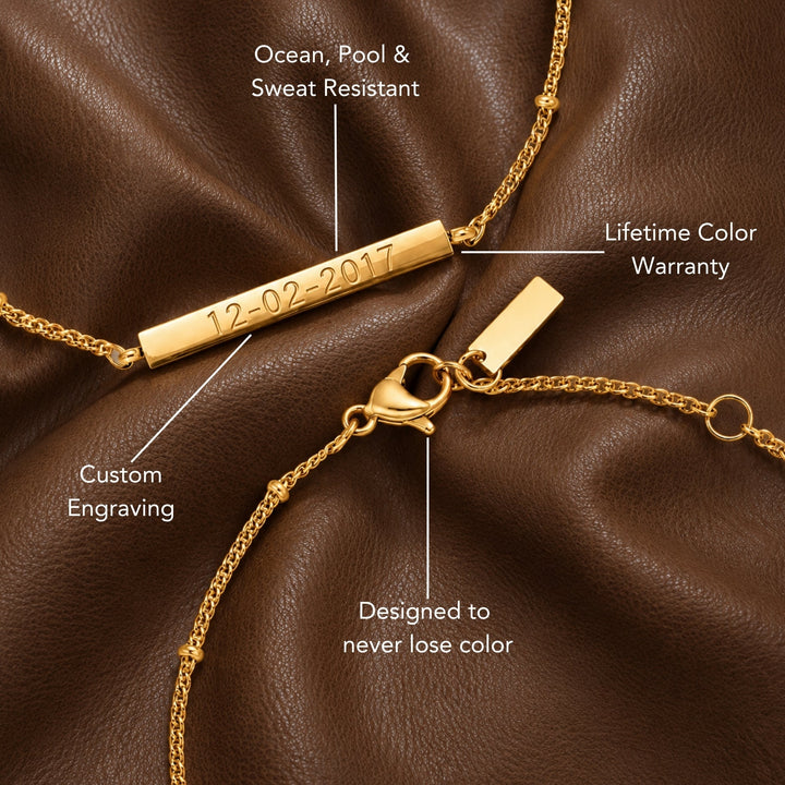 Minimalistisches Damen Armband mit Gravur in Gold, aus wasserdichtem Edelstahl, perfekt als alltagstaugliches Accessoire.