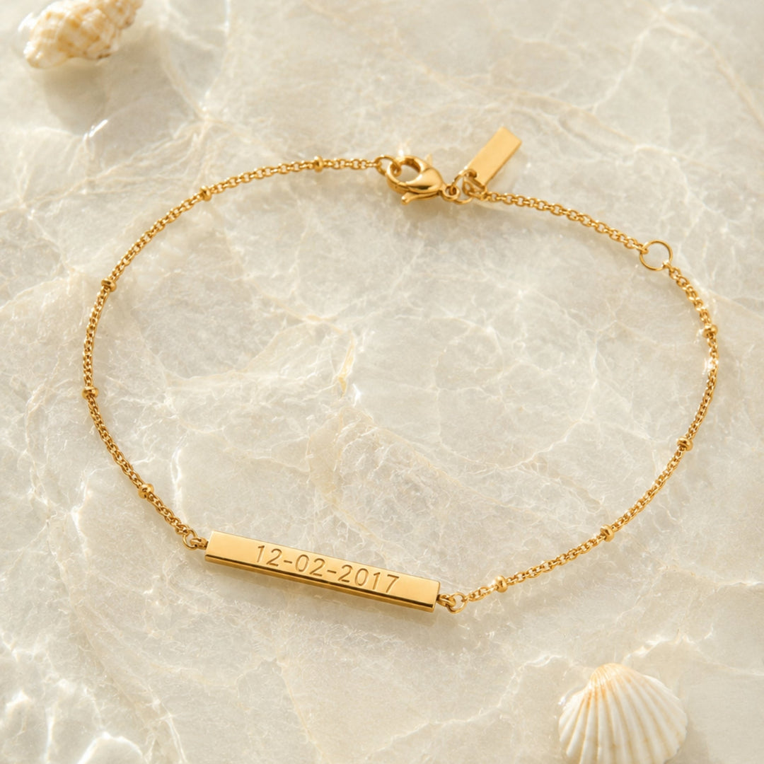Glänzendes Damen Gravur Armband in Gold, personalisierbar für einen einzigartigen Look, robuster Edelstahlschmuck.