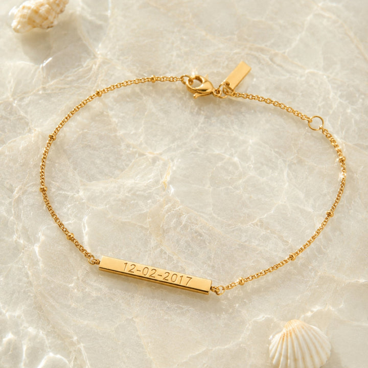 Glänzendes Damen Gravur Armband in Gold, personalisierbar für einen einzigartigen Look, robuster Edelstahlschmuck.