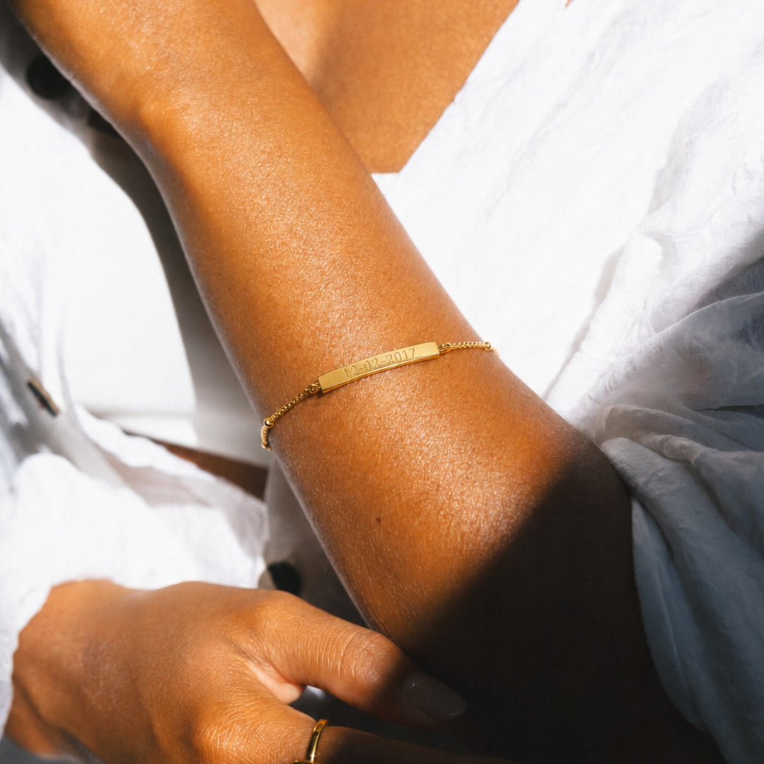 Hochwertiges Damen Gravur Armband in Gold aus hypoallergenem Edelstahl, wasserdicht und elegant für moderne Frauen.