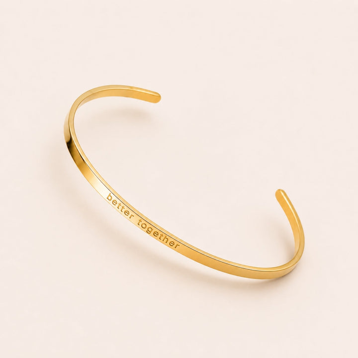 Eleganter goldener Damen Armreif mit individueller Gravur. Schweißresistenter und wasserfester Edelstahlschmuck, perfekt als Geschenk.