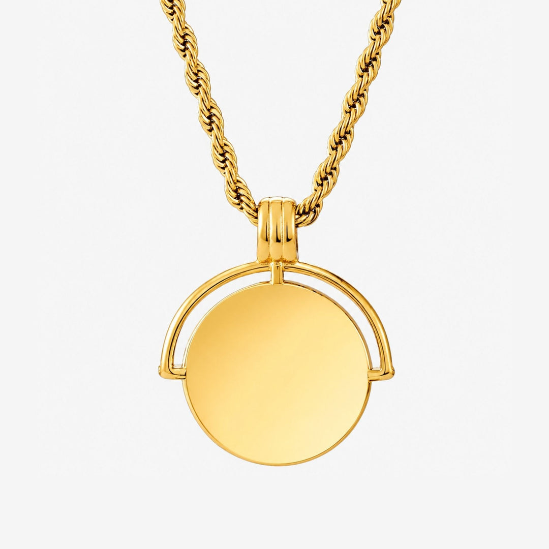 Moderne goldene Damenhalskette aus Edelstahl, wasserfest, elegant am Hals getragen, personalisiert mit Gravur.