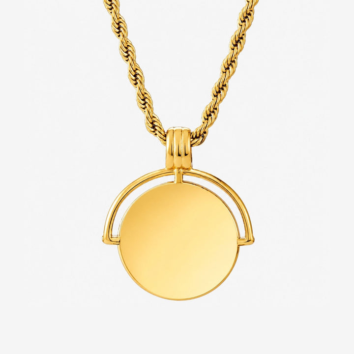 Moderne goldene Damenhalskette aus Edelstahl, wasserfest, elegant am Hals getragen, personalisiert mit Gravur.