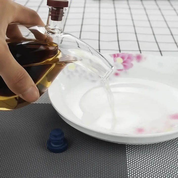 Stilvoller Glas-Öl- & Essigspender. Eleganter Küchenhelfer und dekorativer Gewürzspender für Ihre Tafel.
