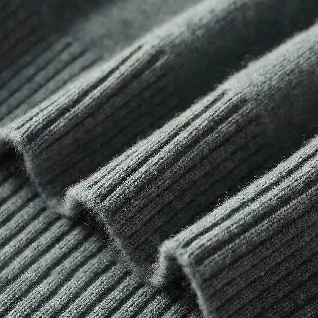 Hochwertiger Herren Strickpullover mit Rollkragen, elegant & funktional für Winter.