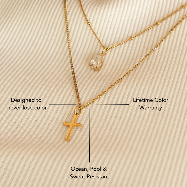 Zeitlose minimalistische Kreuzkette für Damen, als goldene oder silberne Alltags-Halskette. Religiöser Schmuck.