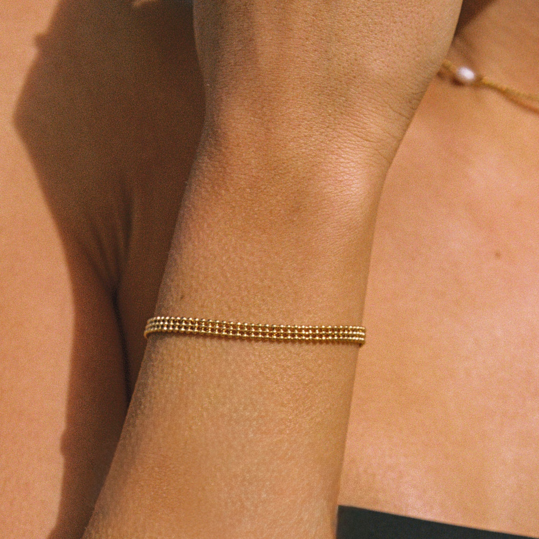Elegantes Damen Gliederarmband in Gold, aus wasserfestem Edelstahl, hypoallergen und verstellbar für jede Handgelenksgröße.