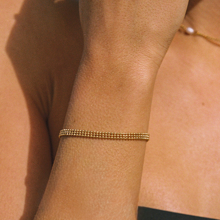 Elegantes Damen Gliederarmband in Gold, aus wasserfestem Edelstahl, hypoallergen und verstellbar für jede Handgelenksgröße.