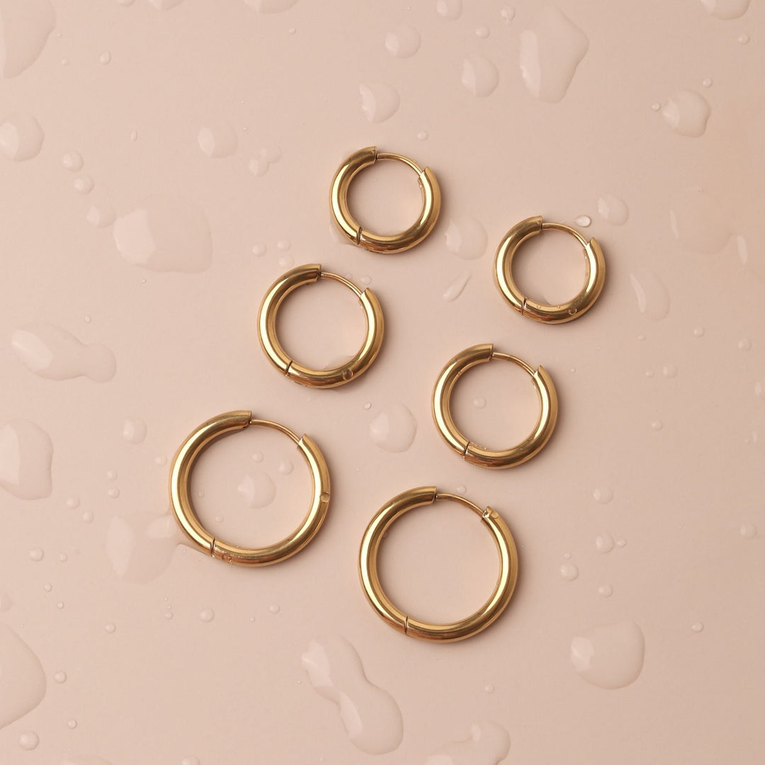 Damen Creolen Set aus glänzendem Edelstahl, gold- und silberfarben, komfortabel und hautfreundlich.