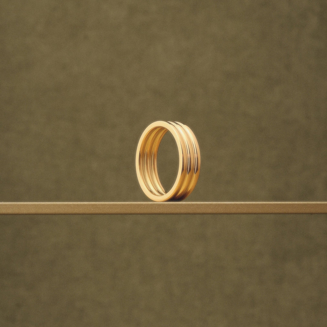 Detailaufnahme: Mehrreihiger Damen-Goldring, glänzender wasserfester Edelstahl, ideal für jedes Outfit.