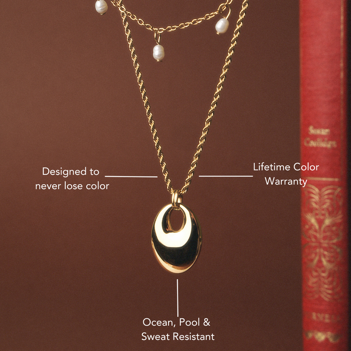 Elegante goldene Statement Halskette für Damen aus wasserfestem Edelstahl, hypoallergen und verstellbar.