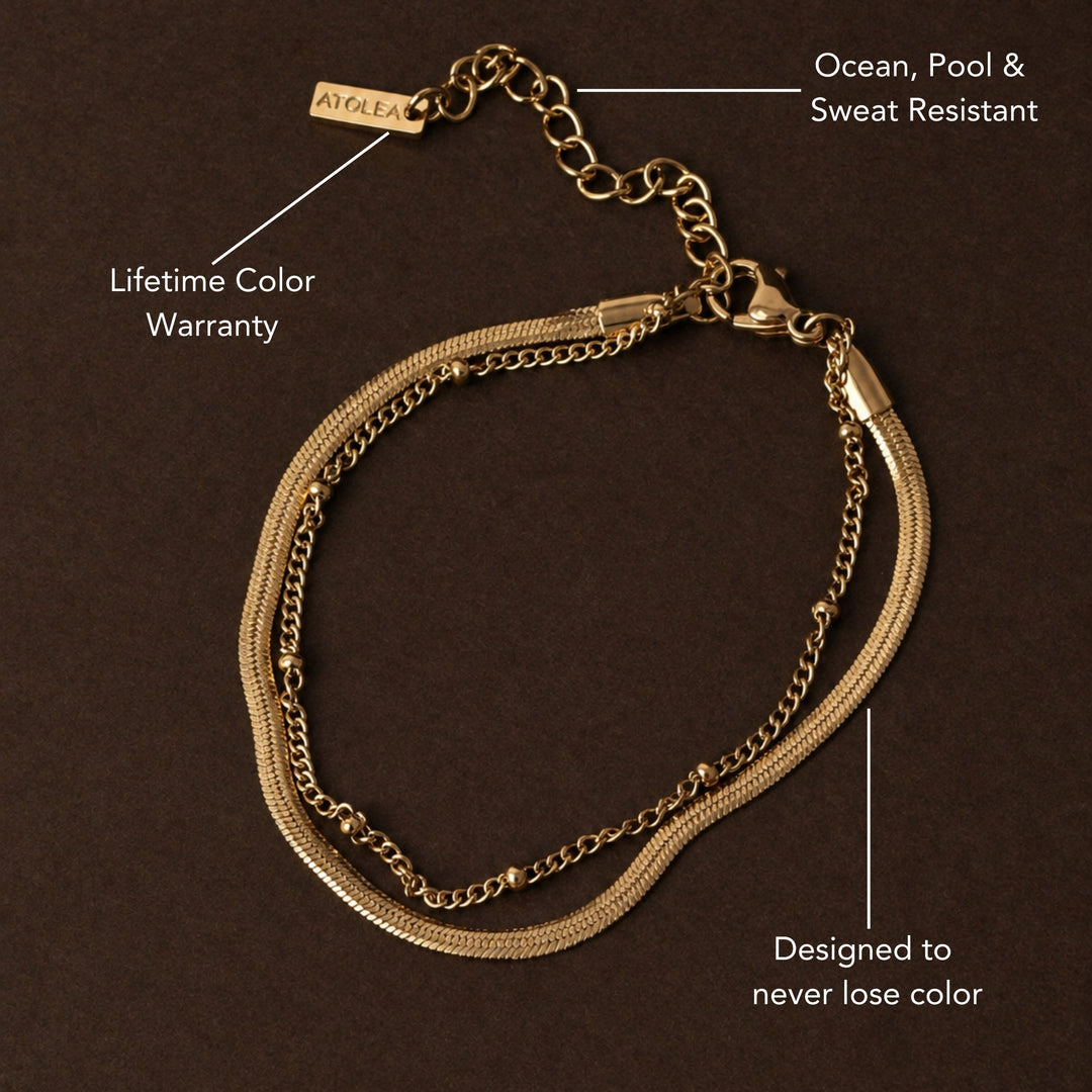Modernes Damen Gold Layering Armband aus Edelstahl. Herringbone Kette trifft auf klassische Perlenkette, verstellbar.