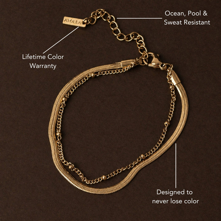 Modernes Damen Gold Layering Armband aus Edelstahl. Herringbone Kette trifft auf klassische Perlenkette, verstellbar.