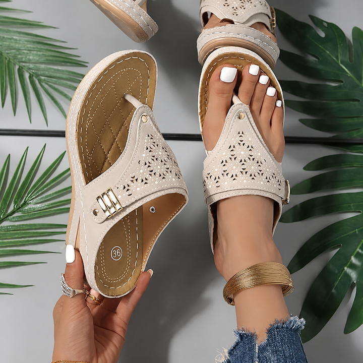 Moderne orthopädische Damen Sandalen mit Fokus auf Fusspflege, bieten eleganten Stil & Komfort.