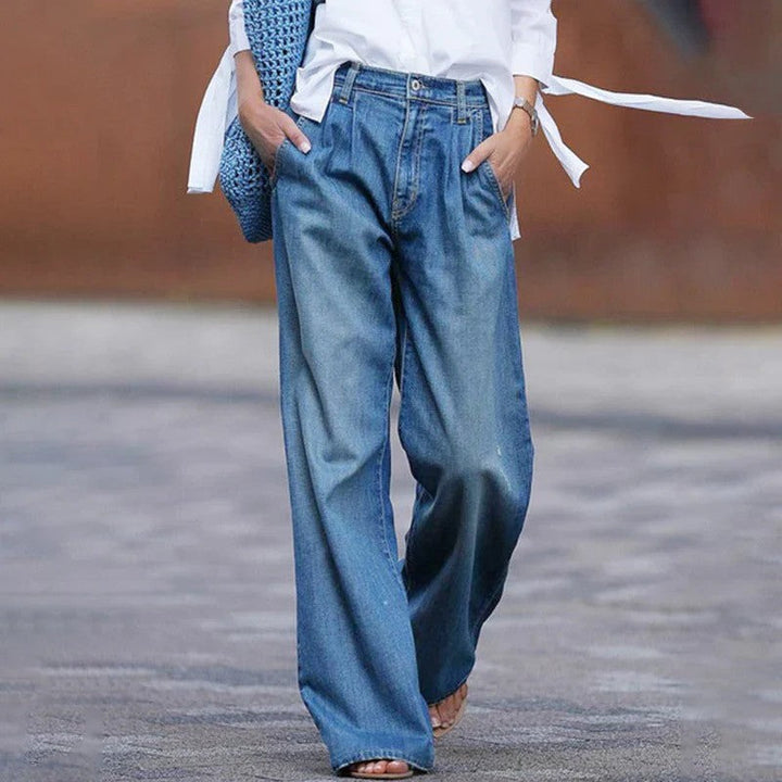 Blaue Damen Relaxed Fit Jeans mit geradem Bein, perfekt für Freizeit und Alltag.