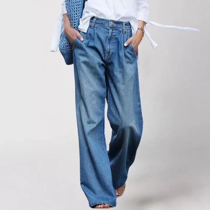 Vielseitige blaue Damen Jeans mit geradem Bein im Relaxed Fit für bequemen Style im Alltag.