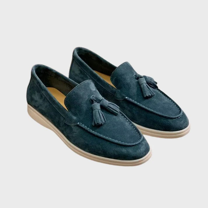 Mann trägt elegante braune Herren Loafers. Bequeme Slipper für Business, Freizeit und stilvolle Männer Mode.
