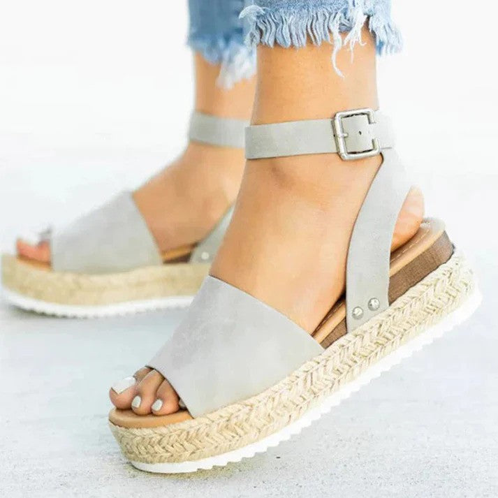 Stilvolle Sommersandalen für Damen, bequem & chic. Perfekt als modische Partyschuhe.