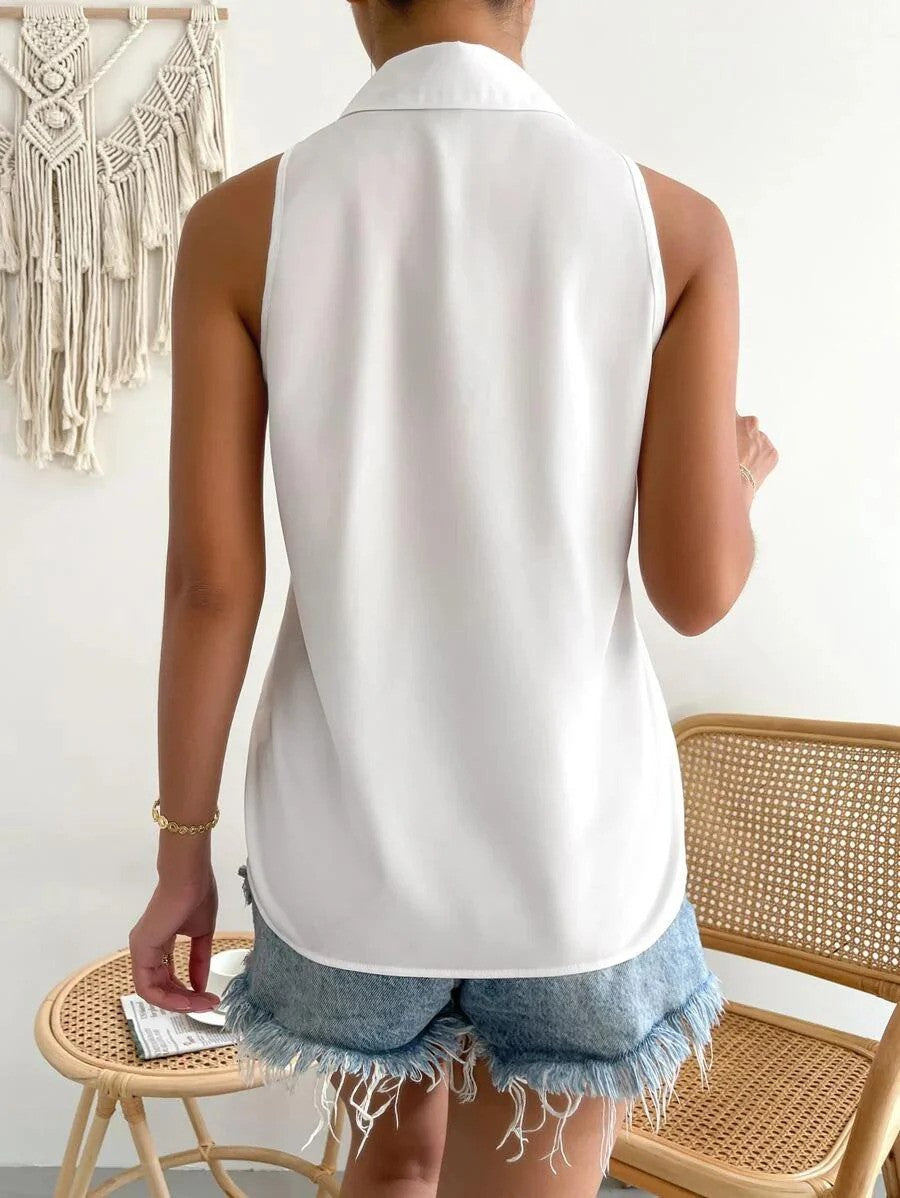 Elegante, weiße Damenbluse, ärmellos, mit stilvollem Kragen. Perfekt für Sommer, Büro oder casual Outfits. Frisch & leicht.