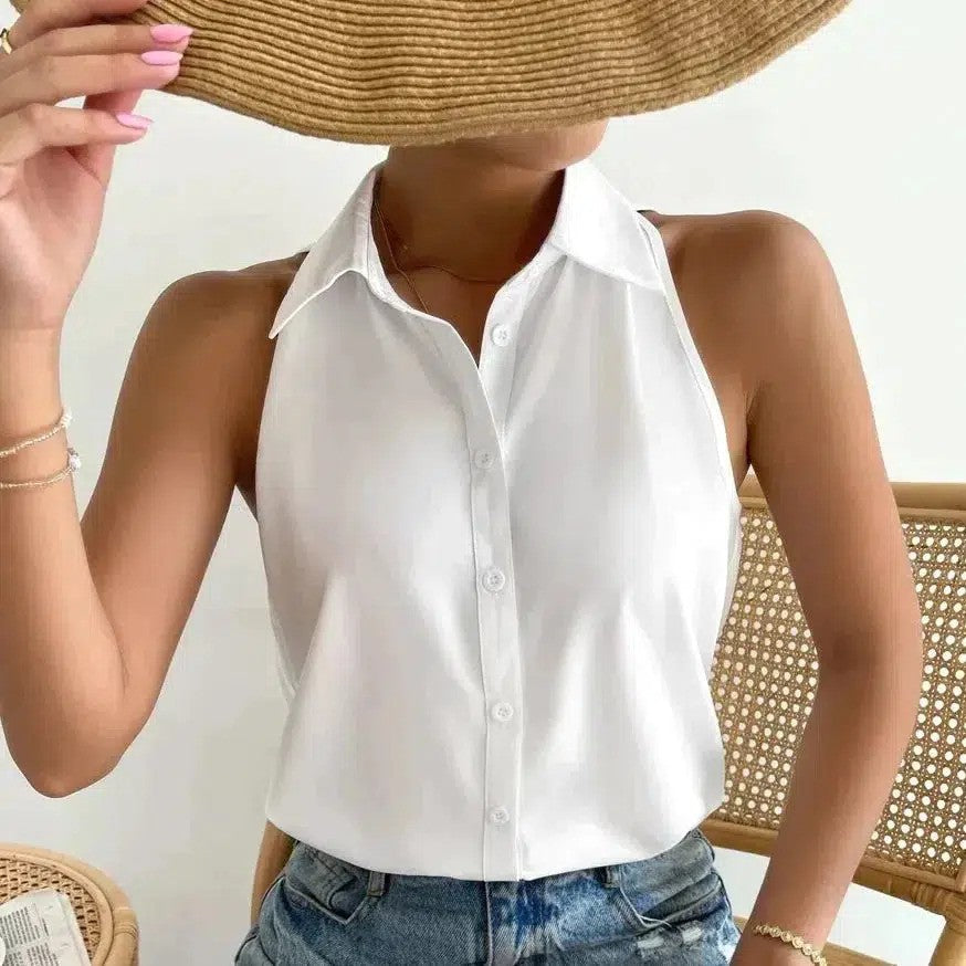 Weiße, ärmellose Damenbluse mit elegantem Kragen für Sommer und Büro. Leichte, frische Sommerbluse, casual & schick.