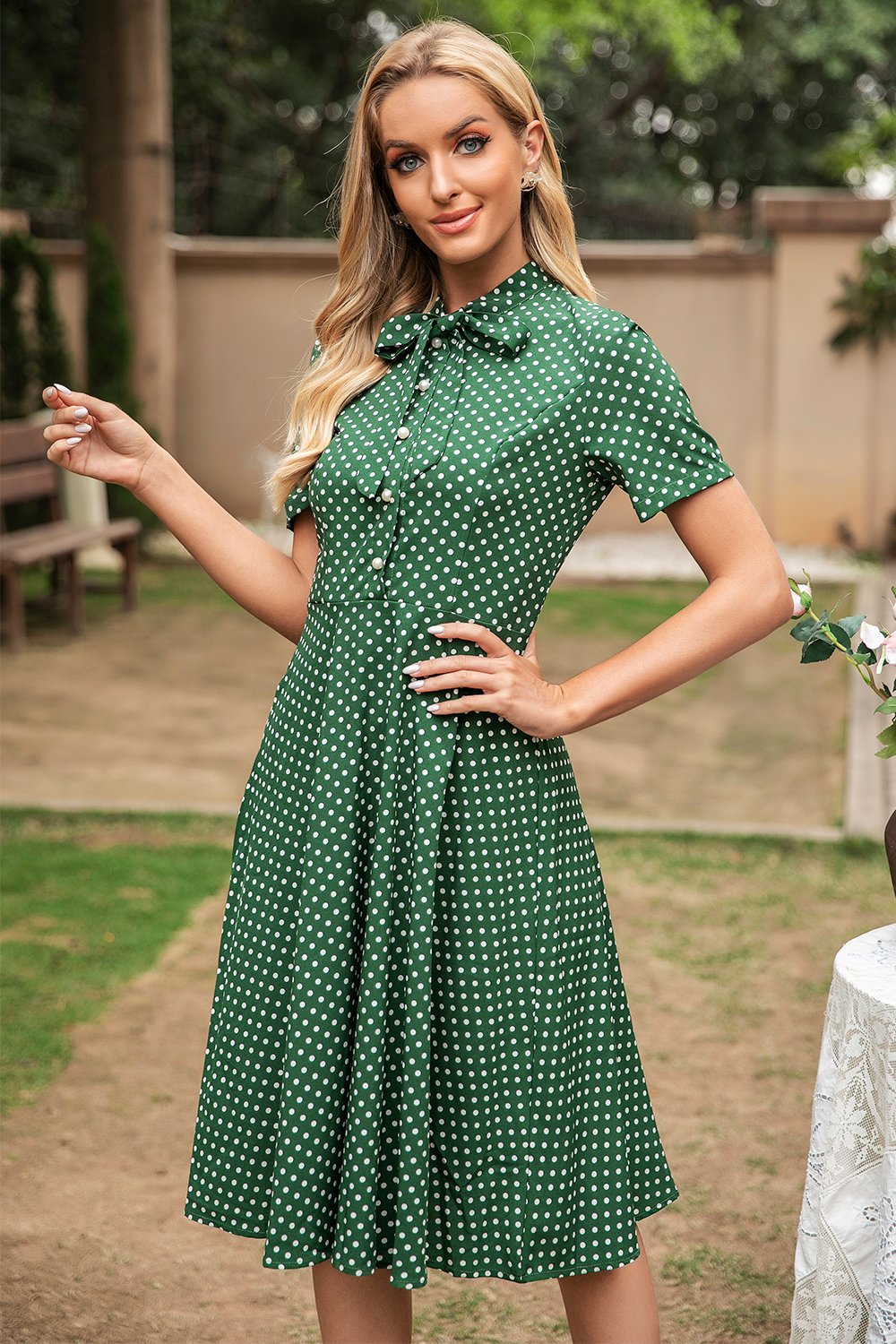 Grünes Vintage Polka-Dot Midi-Kleid für Damen, A-Linie, Kurzarm. Ein elegantes und festliches Sommerkleid.