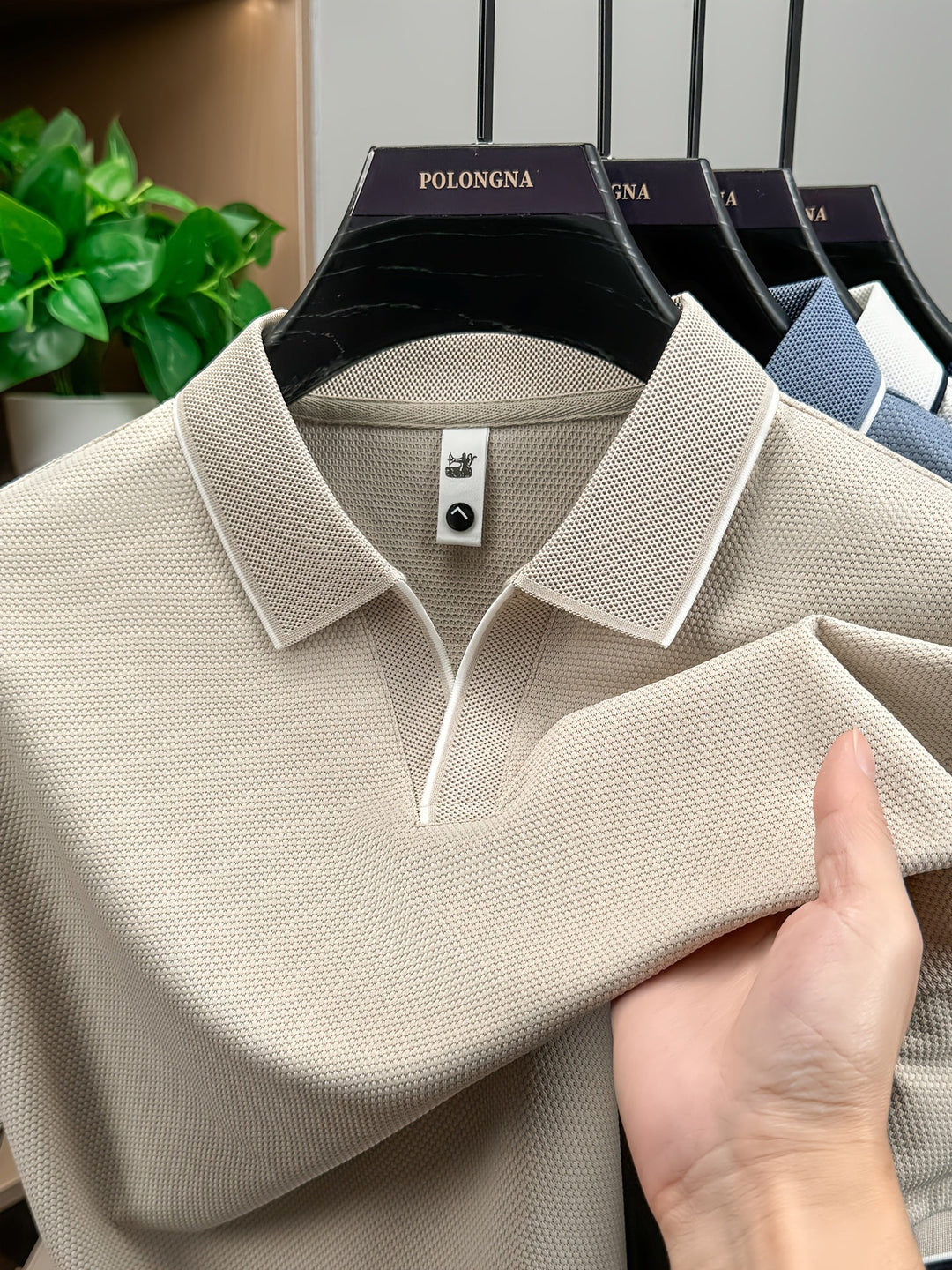 Elegantes Herren Kurzarm Polohemd Modern Fit, vielseitig für Business-Meetings und komfortable Freizeit.