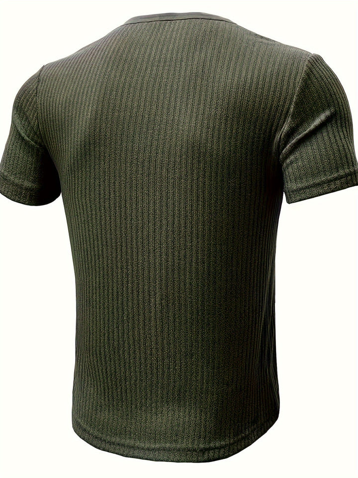 Modisches Herren T-Shirt, kurzarm, im Henley-Stil. Mit Knopfleiste, bequem & stilvoll für jeden Mann.
