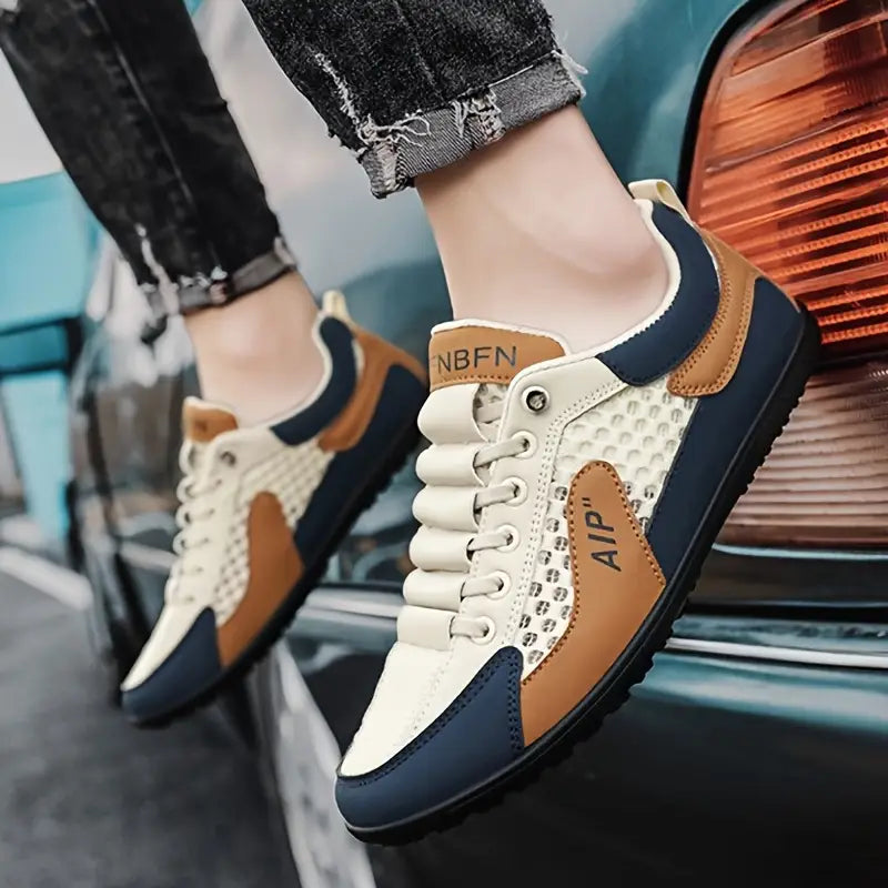 Moderne beige-graue Herren Sneakers, atmungsaktiv & elegant, perfekte Alltagsschuhe für Stil & Komfort.