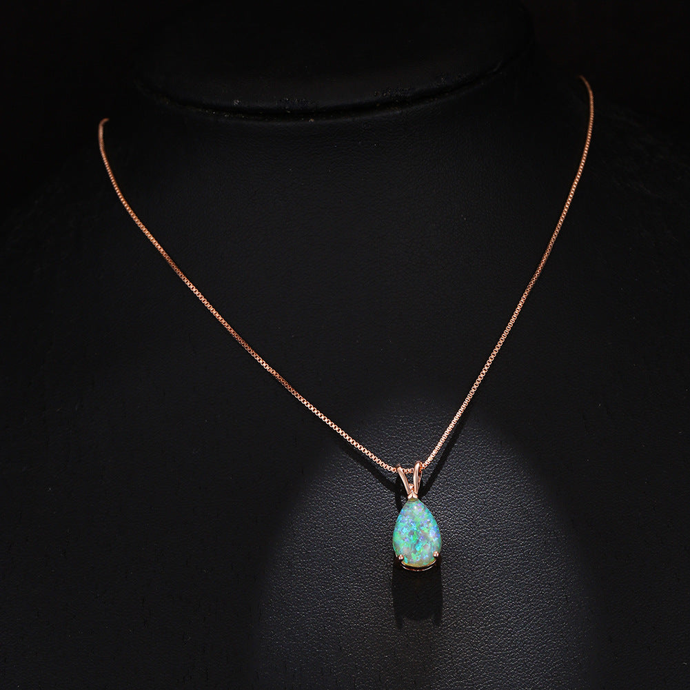 Exquisite Damen Opal-Halskette mit Tropfen-Anhänger, reflektierendem Licht. Eleganter, minimalistischer Edelstein-Schmuck.