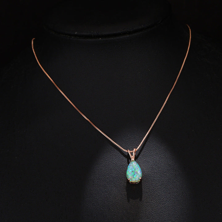 Exquisite Damen Opal-Halskette mit Tropfen-Anhänger, reflektierendem Licht. Eleganter, minimalistischer Edelstein-Schmuck.