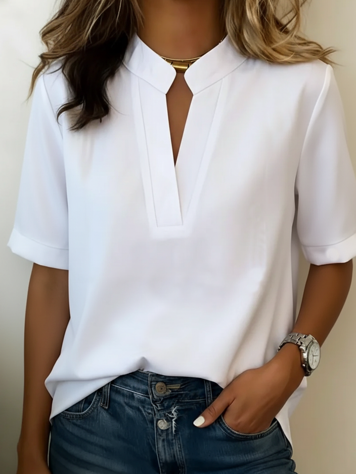 Detailaufnahme des V-Ausschnitts am Damen Kurzarm T-Shirt. Lockerer, bequemer Stil für Freizeit & Sommer.