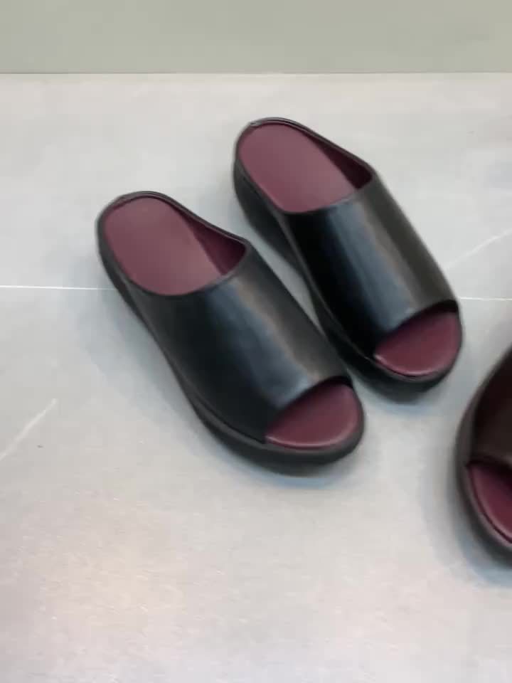 Plateau Pantoletten für Damen: Stilvolle Sommerschuhe mit breitem Riemen & offener Zehenpartie für Komfort.