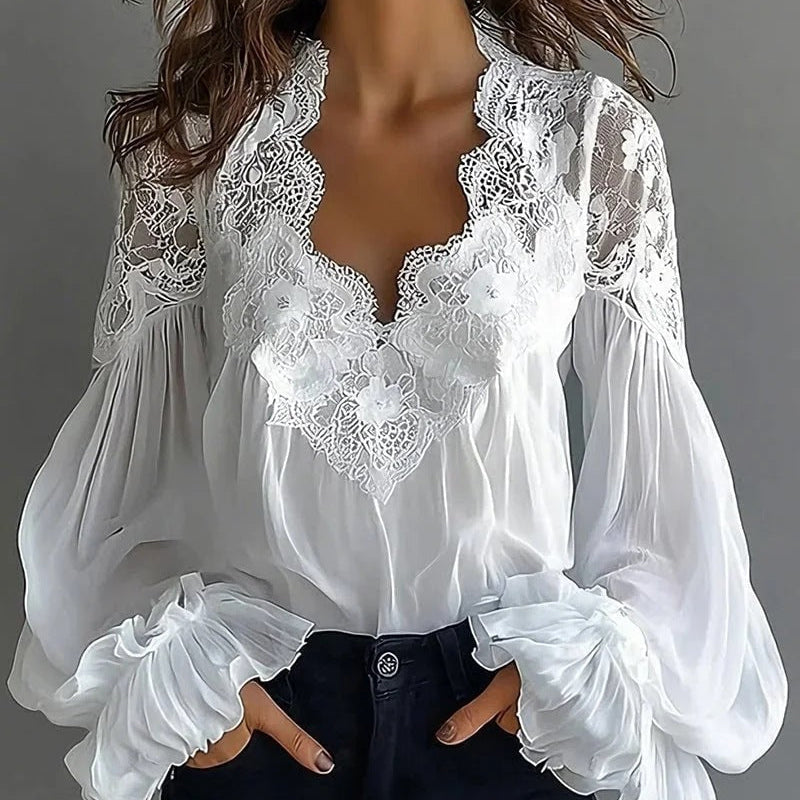 Vielseitiges weißes Damen Langarmshirt mit Spitzen & Rüschen; stilvolles Freizeit-Oberteil für Frauen.
