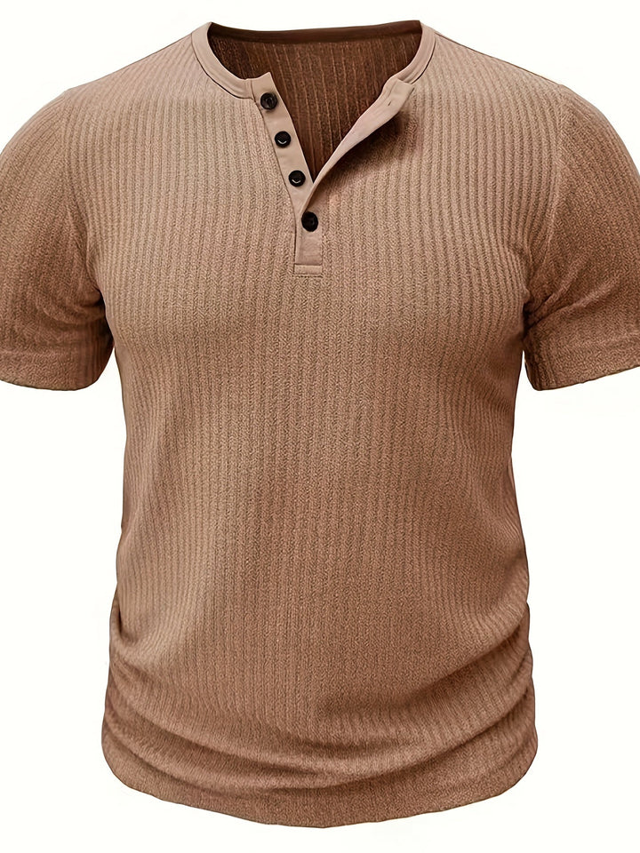 Leichtes Sommer Herren Henley T-Shirt, atmungsaktiv und komfortabel für warme Tage.