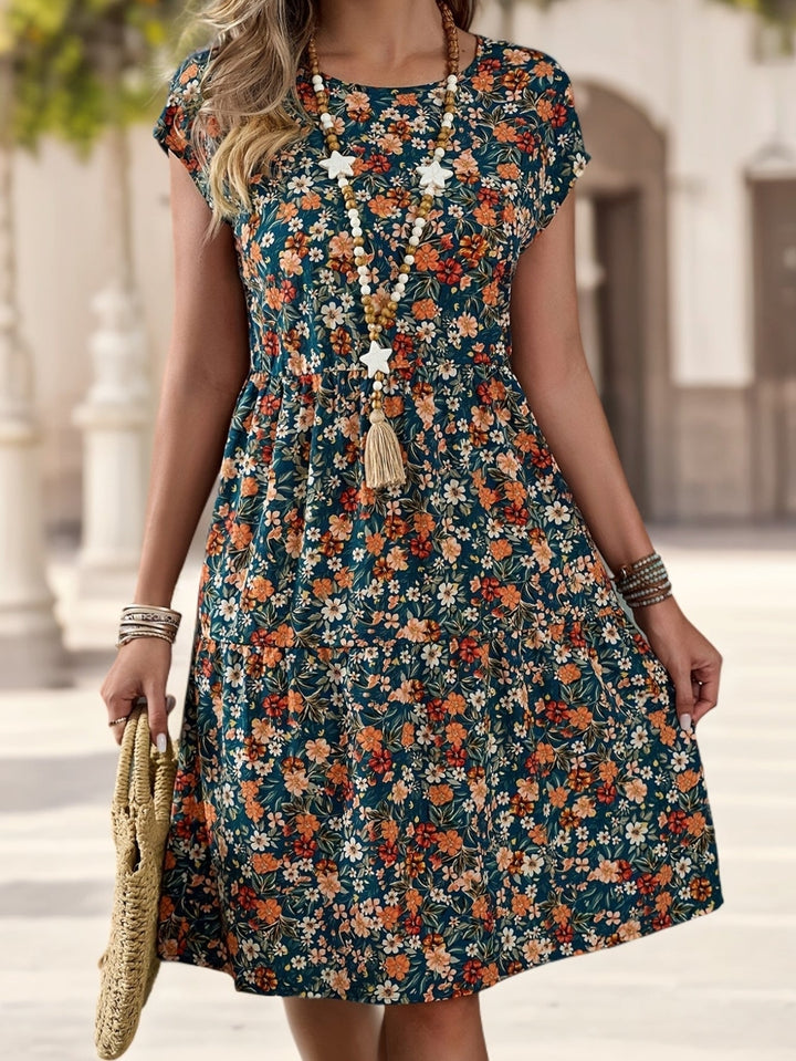 Damen Sommerkleid, knielang, mit farbigem Blumenmuster und Kurzarm. Ideal für Freizeit und Urlaub.