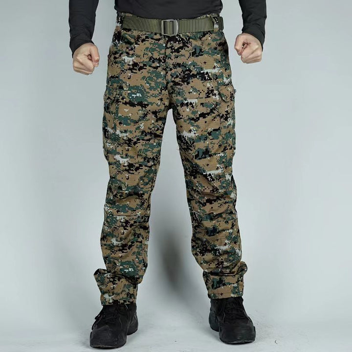 Stylische Herren Camouflage Cargo-Hose mit Tarnmuster, ideal als taktische Hose oder strapazierfähige Freizeithose.