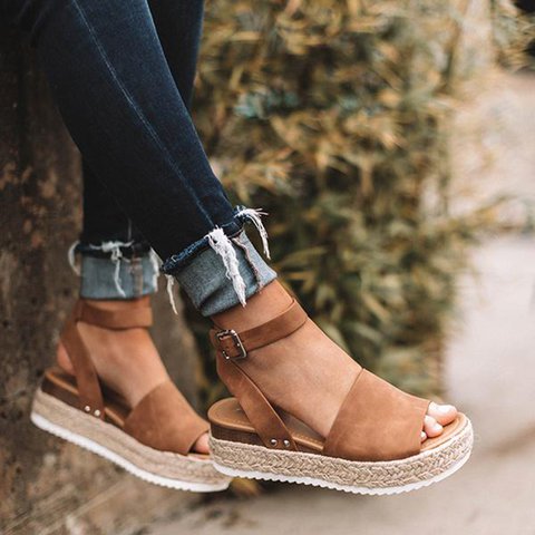 Seitliche Ansicht der Damen Sandale Livia: Plateau-Espadrille mit Keilabsatz und Riemchen.