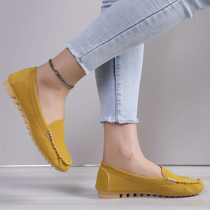 Modische Damen Mokassins: Slipper in hellem Blau, bequeme Sommerschuhe für einen frischen Look.