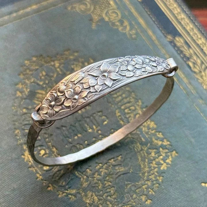 Zeitloses Damen Schmuckarmband, Vintage-Look mit gravierten Blumen; stilvolles, silberfarbenes Accessoire.