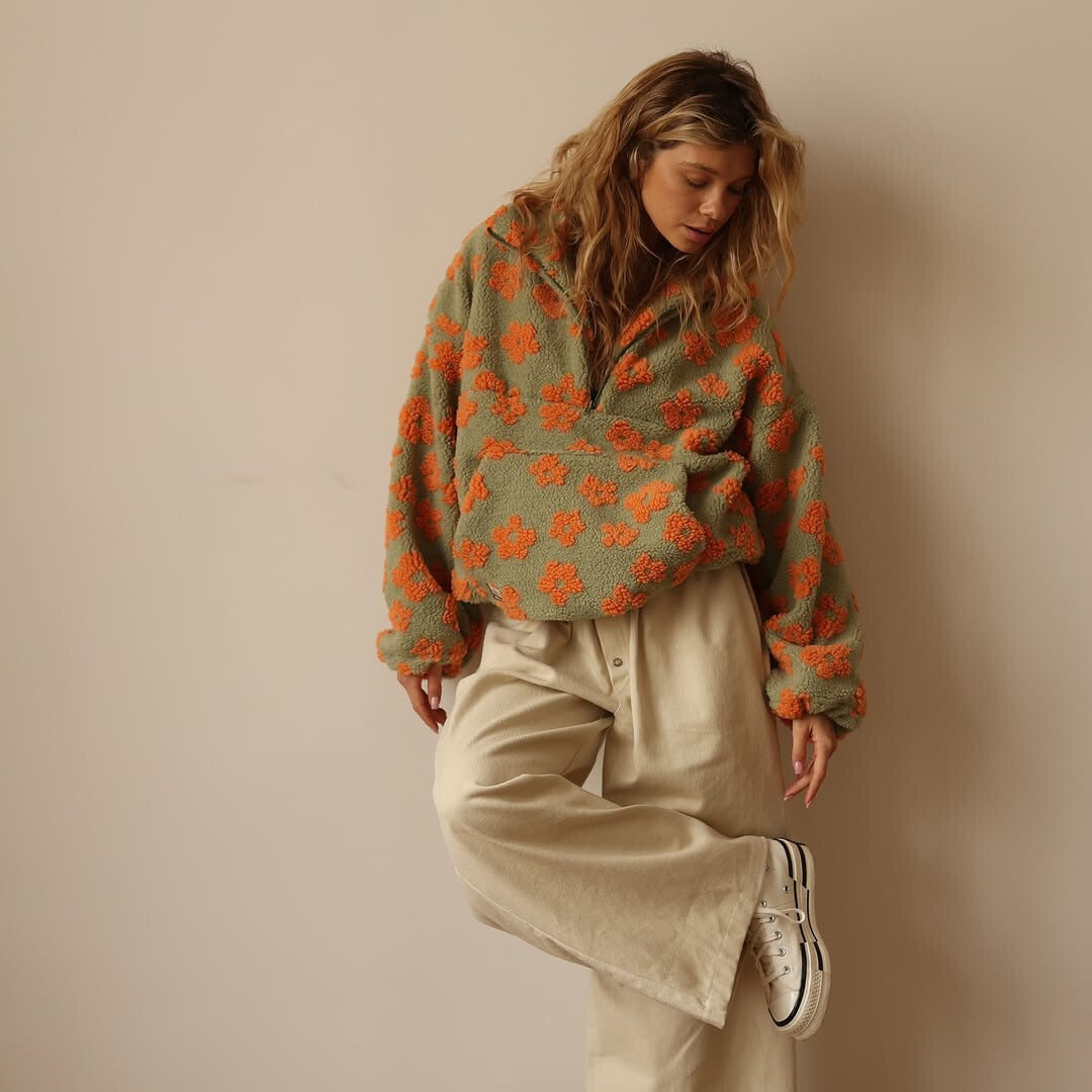 Herbstlicher Damen Pullover mit Blumenmuster, warm und bequem für die kühlen Tage.
