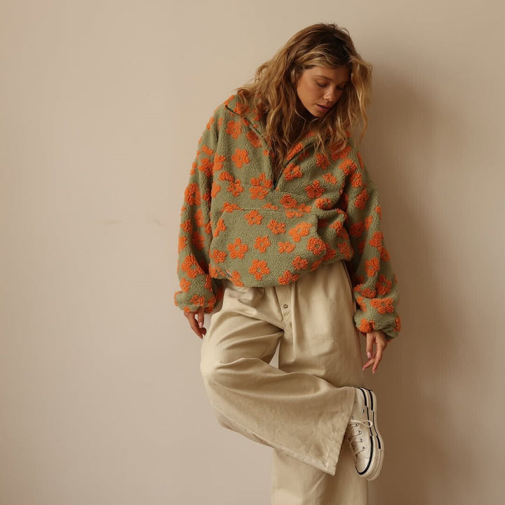 Herbstlicher Damen Pullover mit Blumenmuster, warm und bequem für die kühlen Tage.