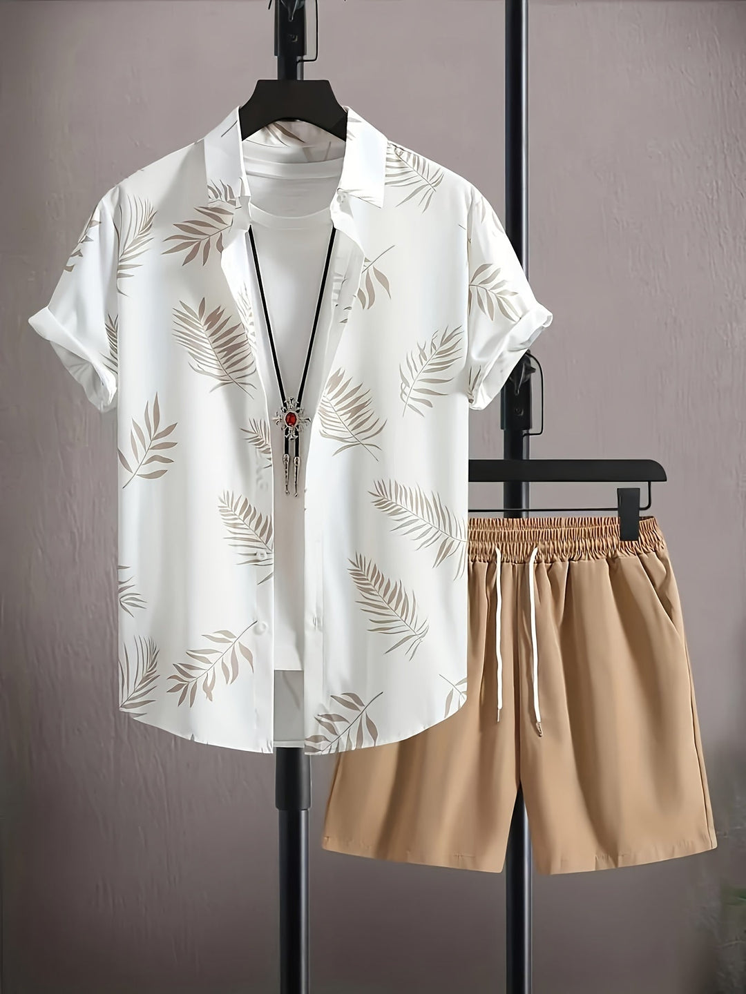 Herren Sommer Freizeit-Set: Tropisches Kurzarmhemd, T-Shirt & Shorts für entspannten Urlaub.