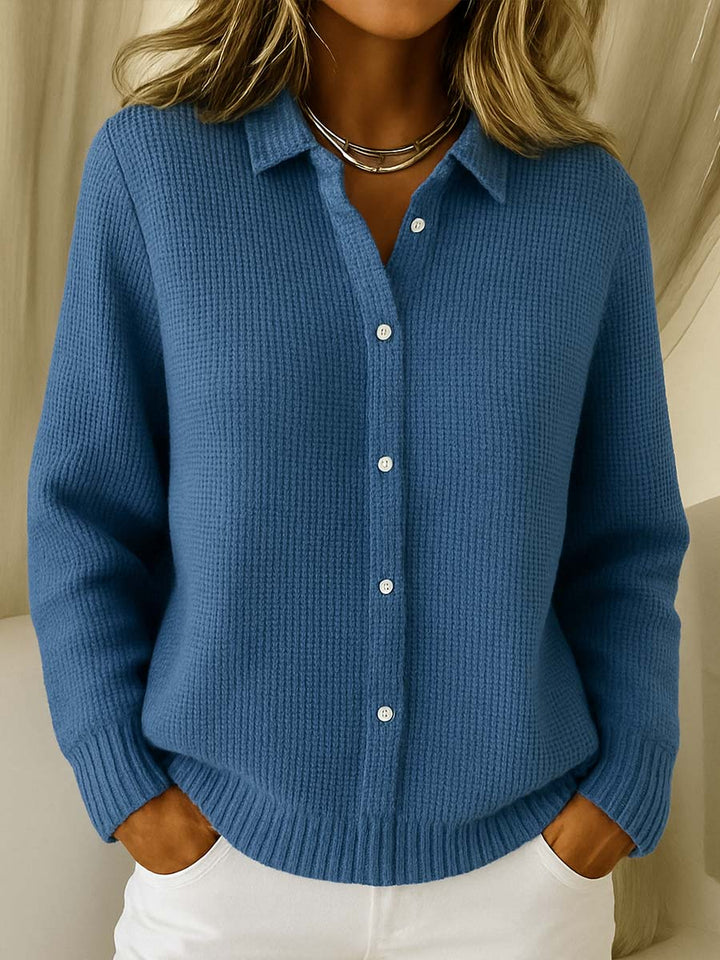 Hochwertiger Damen Strickcardigan mit feiner Masche, perfekt für einen stilvollen Casual-Look im Herbst.