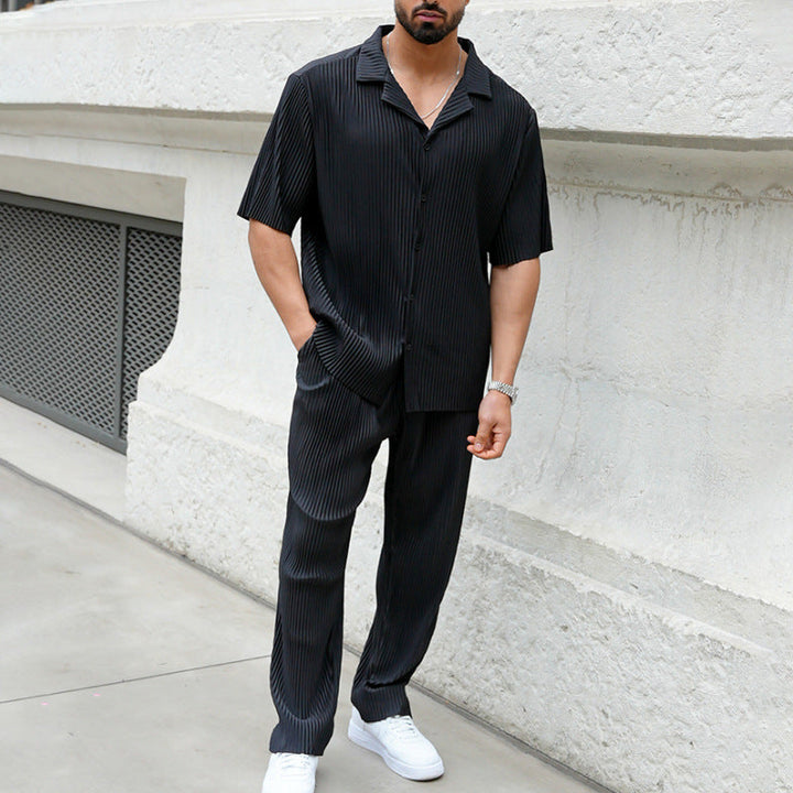 Stilvolles Herren Sommeroutfit: Kurzarmanzug mit kurzärmligem Hemd und passender langer Hose. Perfekte Herrenkleidung.