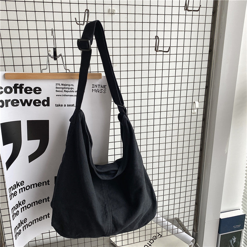 Vielseitige Lotte Mode Umhängetasche für Damen, ideal als College-Tasche oder elegante Alltagstasche.