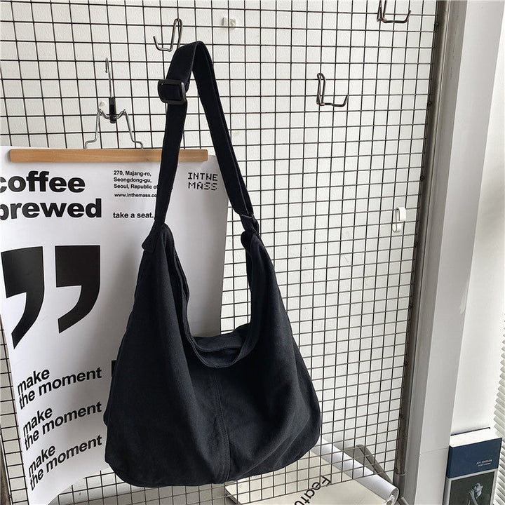 Vielseitige Lotte Mode Umhängetasche für Damen, ideal als College-Tasche oder elegante Alltagstasche.